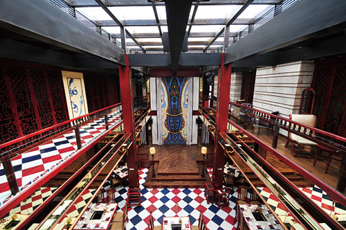 具有琺瑯彩藝術效果的火鍋店設計