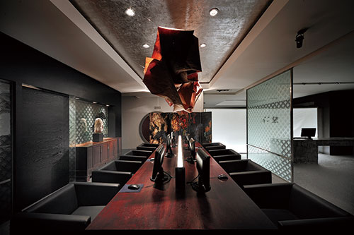 暗色調的禪意中式風格裝修的辦公室