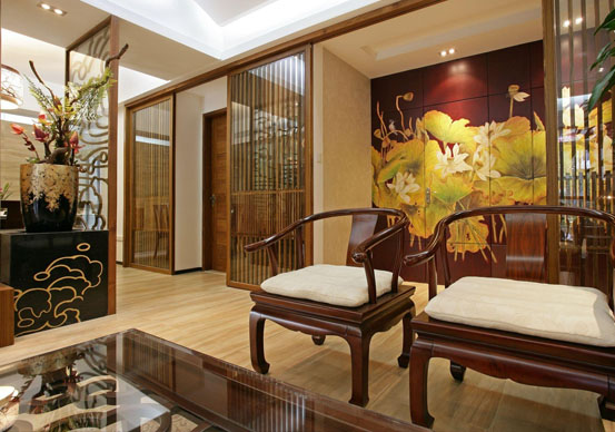 客廳里的托尼圈椅以及壁紙的襯托