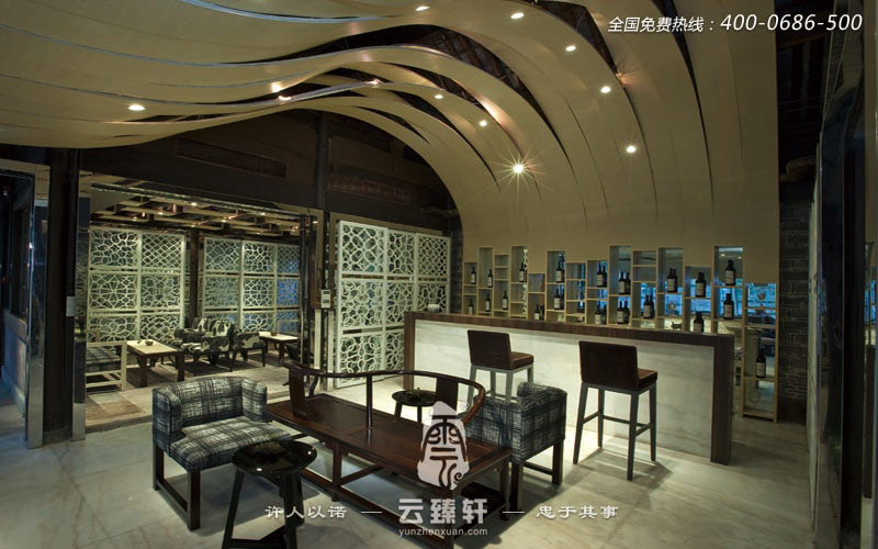 設計師用一張張白色光面紙鏤刻不同圖案，