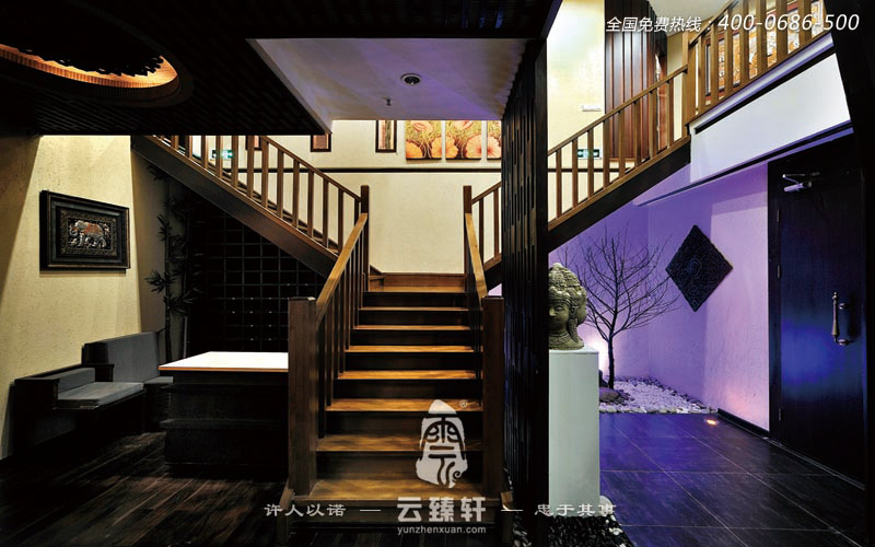 由暗到明的進(jìn)入防腐木制作的木制樓梯