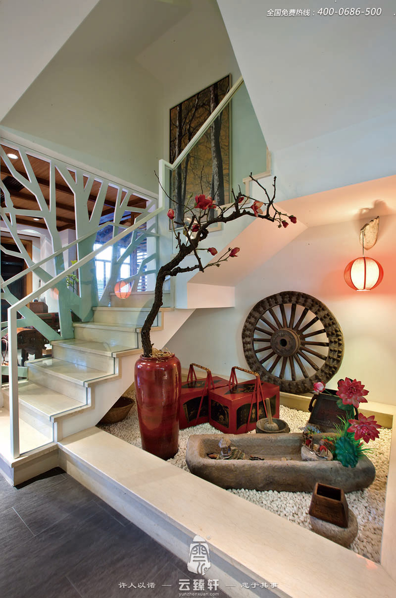 樓梯口處的扶手設計也是采用樹木枝干分叉的造型進行裝飾