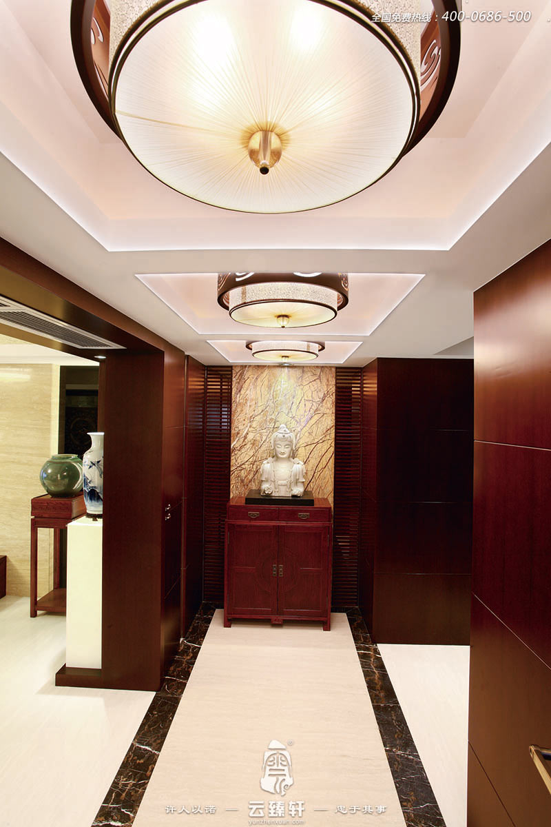 在新中式風(fēng)格的走廊玄關(guān)裝修設(shè)計(jì)里