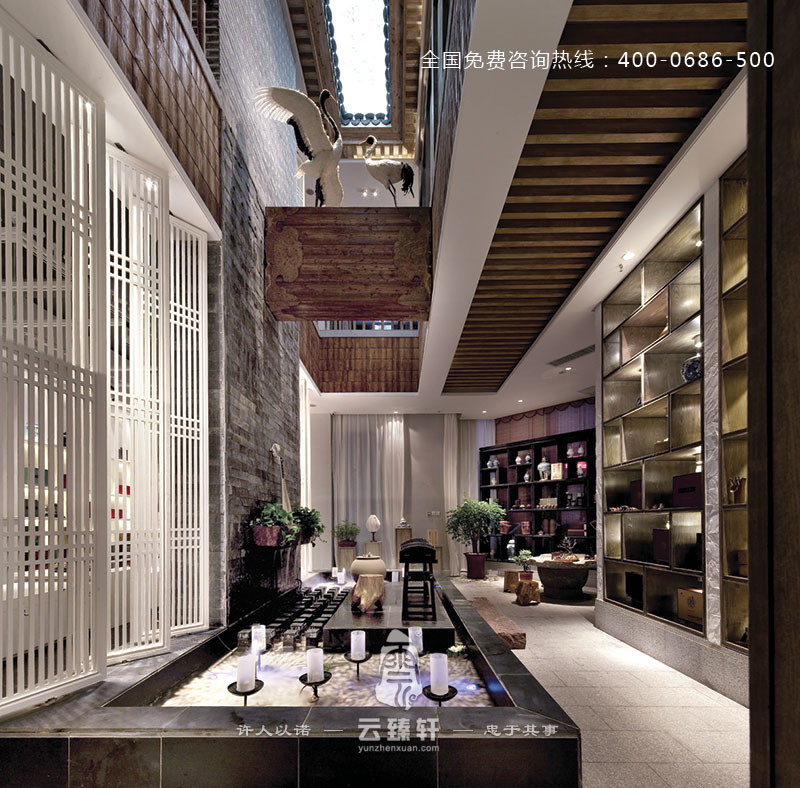 茶會所一層景觀區有古琴、書卷架、觀音、假山水景