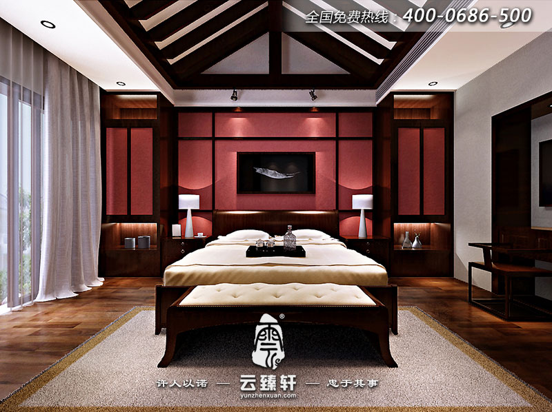 臥室的另一個視角以棕紅色澤為主，大氣精神