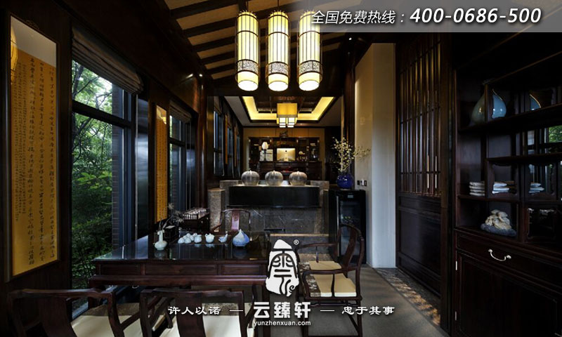 別墅一樓一間朝北的茶室以落地木窗代替整個墻面