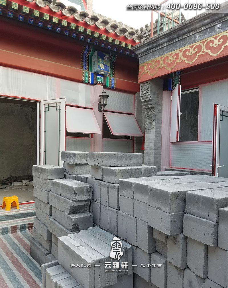 院子里面堆放發(fā)青磚石料