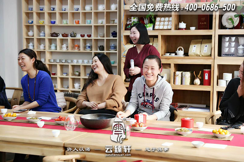 東方國(guó)藝學(xué)員交流學(xué)習(xí)畫(huà)面